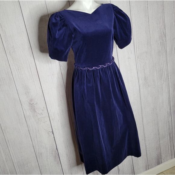 Vintage 80s Blue Velveteen Puff Sleeve Midi Dress with Braided Belt, size 9/10 - Picture 3 of 10